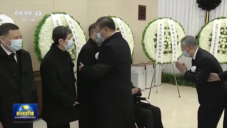 習近平向江澤民家人致意，擁抱江澤民長子江綿恆，右為胡錦濤。翻攝央視新聞
