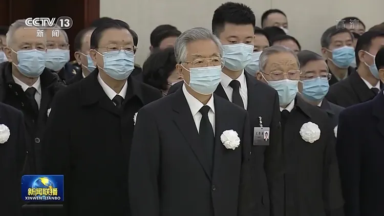 胡錦濤5日送別江澤民，站立位子在習近平旁邊。翻攝央視