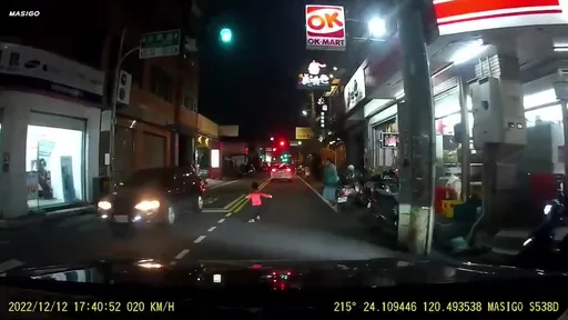 迷你移動神主牌!下班尖峰男童衝出馬路 駕駛急煞險閃尿