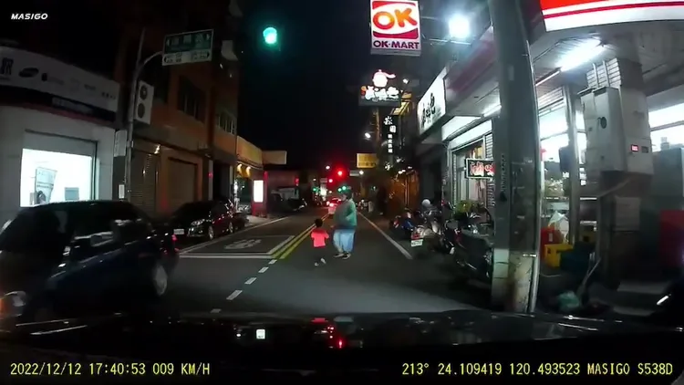 婦人趕緊將幼童抱離車道。民眾提供