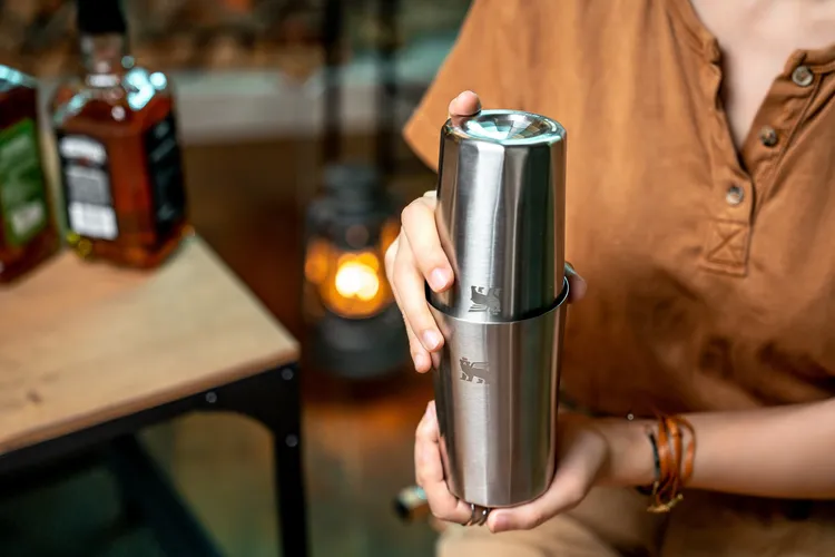 不鏽鋼雪克杯組，售價1960元。禁止酒駕；飲酒過量，有害健康。業者提供