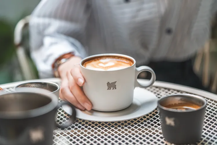 雙層不鏽鋼卡布奇諾咖啡杯盤組，售價2360元。業者提供