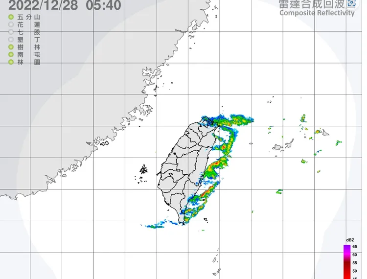 今天東北季風增強，迎風面水氣增多。中央氣象局提供