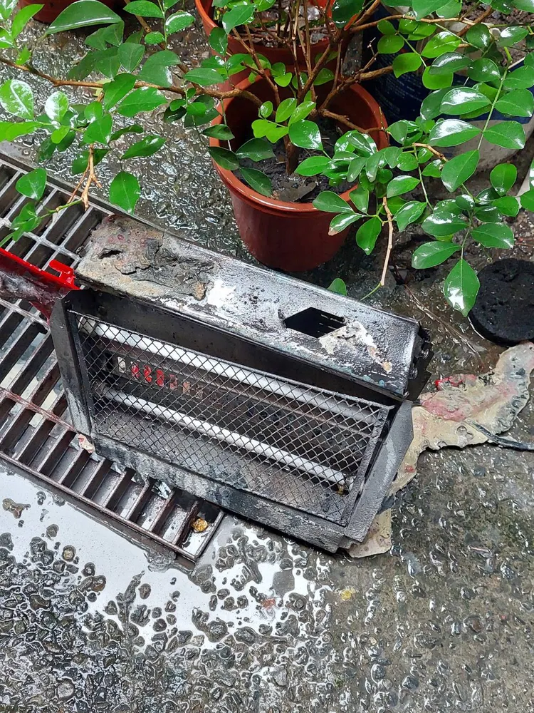 起火燃燒的電暖爐。翻攝畫面