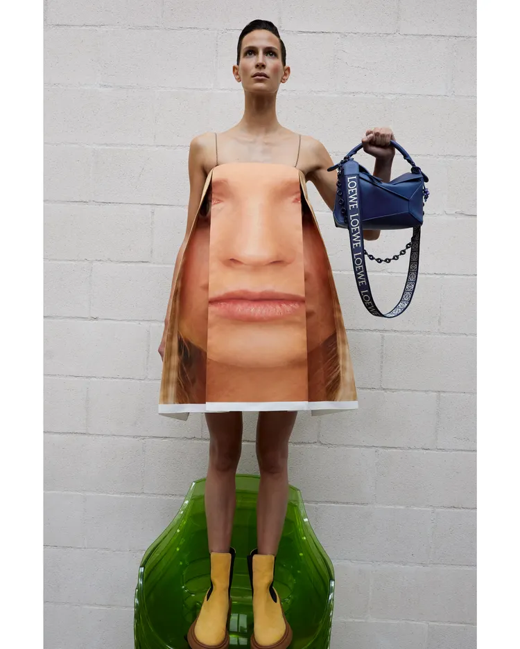 同款LOEWE人臉洋裝在法國模特兒Jeanne Cadieu的詮釋下，似乎更貼合品牌試圖傳遞的前衛精神。品牌提供