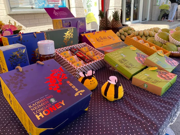 參加內門娘家宴的賓客，餐後還可拿到蜂蜜等伴手禮。高市府提供