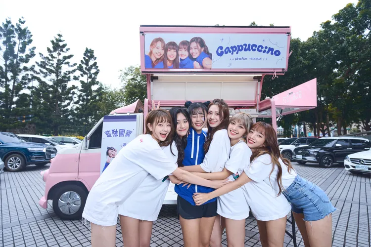 容容（左三）看到團員探班，開心不已。索尼提供