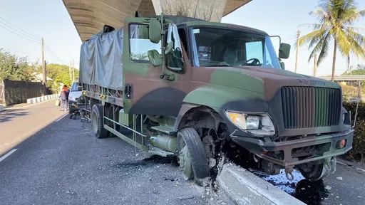 陸軍第八軍團軍卡自撞 10官兵送醫治療