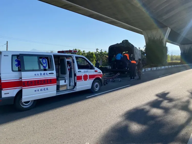 10名受傷官兵由救護車送醫治療。讀者提供