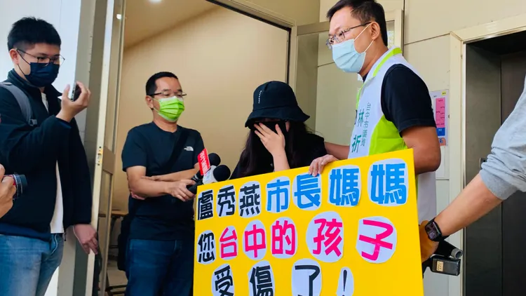 林祈烽陪同「小桃子」母親出面控訴社會局未正視兒虐問題。曾雪蒨攝