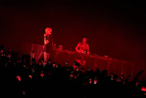 DJ RayRay演唱會吸ØZI從紐約回台力挺 安可拍賣貼身泳衣掀高潮