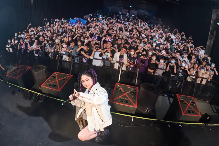 RayRay開心與滿場樂迷合照。Sapcecraft提供