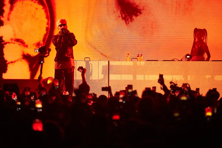 小派(左)擔任RayRay演唱嘉賓。Sapcecraft提供