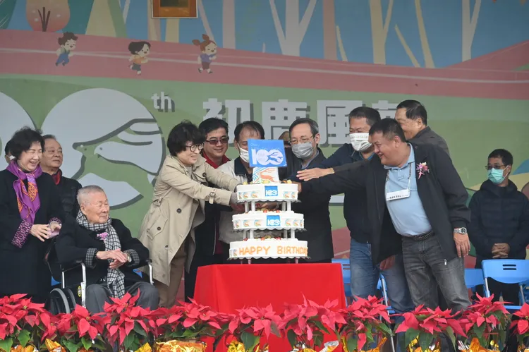 前總統府資政饒穎奇等百位校友到場為校慶生。台東縣政府提供