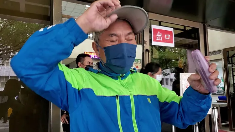 蔡瑞林將帽子拉起來。呂志明攝