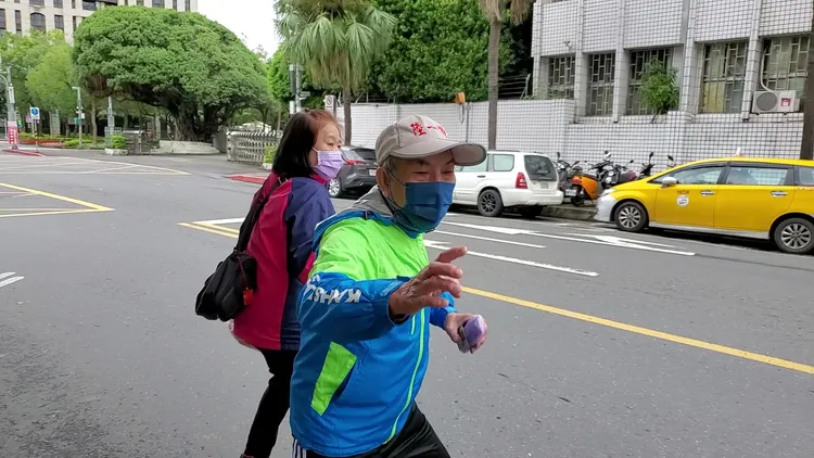 蔡瑞林的妻子一直拉著他要他快走，但他卻像是遇到知音，一直講不停，甚至還回頭回答記者提問。呂志明攝