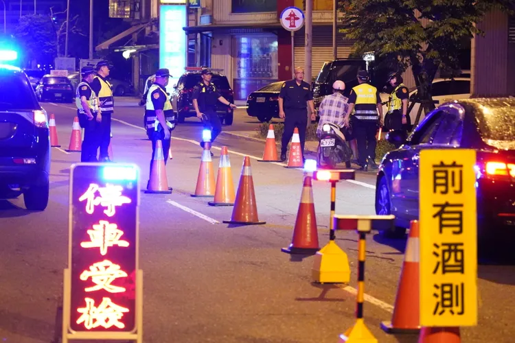 林男接連因酒駕拒測及無照駕駛，被開出多張罰單，加上積欠健保費及交通罰單，金額超過57萬元。資料照片