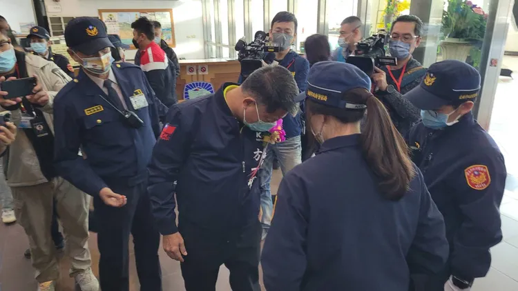 警方逐一檢查進入議會人員。劉榮輝攝