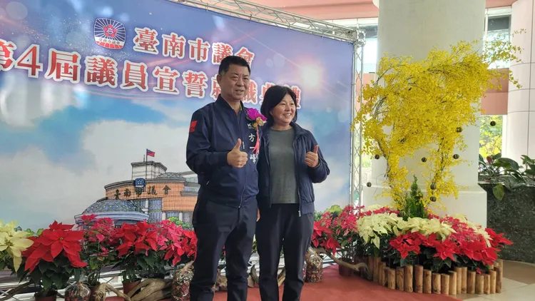 方一峰由妻子陪同參加就職。劉榮輝攝