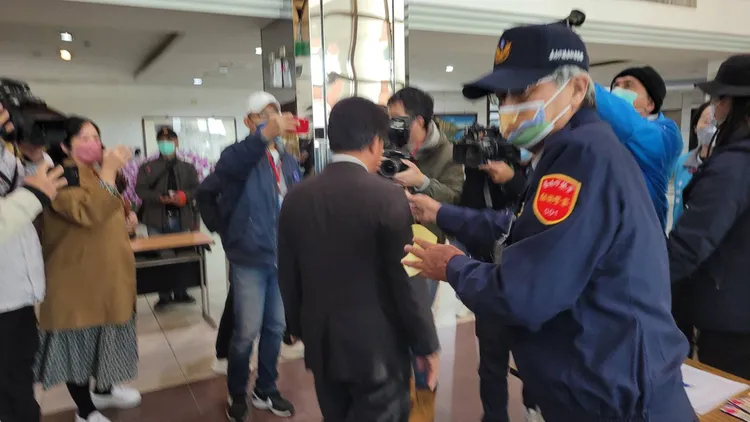 郭信良接受檢查。劉榮輝攝