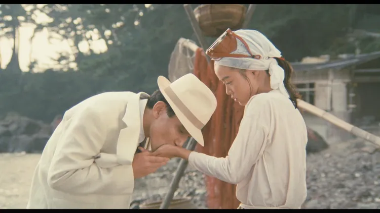 役所廣司（左）在《蒲公英》是性愛和美食大師，處處都有性暗示。台北双喜提供