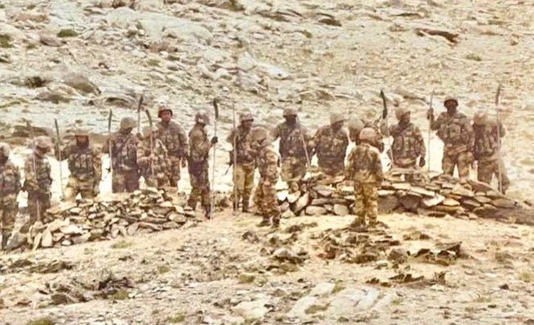 中印雙方有「默契」，不能使用槍砲等武器。中國解放軍曾使用「土製關刀」當武器。翻攝推特Galwan Valley