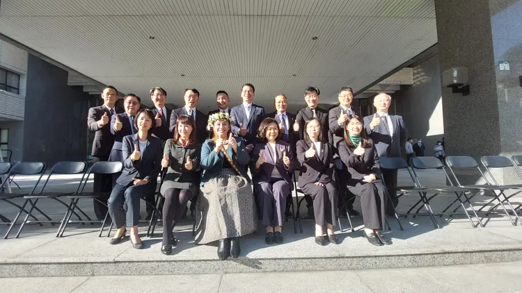 原民會主委阿布斯趕不及到場，部分首長再陪阿布斯補拍畢業照。凃建豐攝