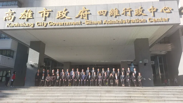 高雄市政府今日最後一次市政會議，會後即拍紀念合照。凃建豐攝