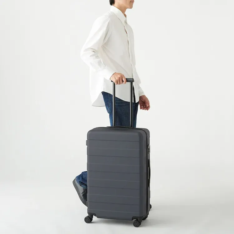 服飾配件類第2名-四輪硬殼止滑拉桿箱，售價3900-8500元。業者提供