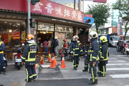 台中快餐店门前工地瓦斯外泄 民众淡定排队「肚子饿了」