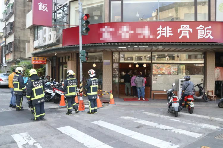 消防人員在快餐店外警戒並監測外洩數值，民眾照樣排隊買午餐。張喆喜攝