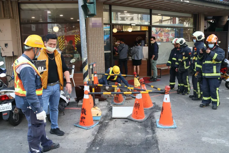 瓦斯從施工路面竄出。張喆喜攝