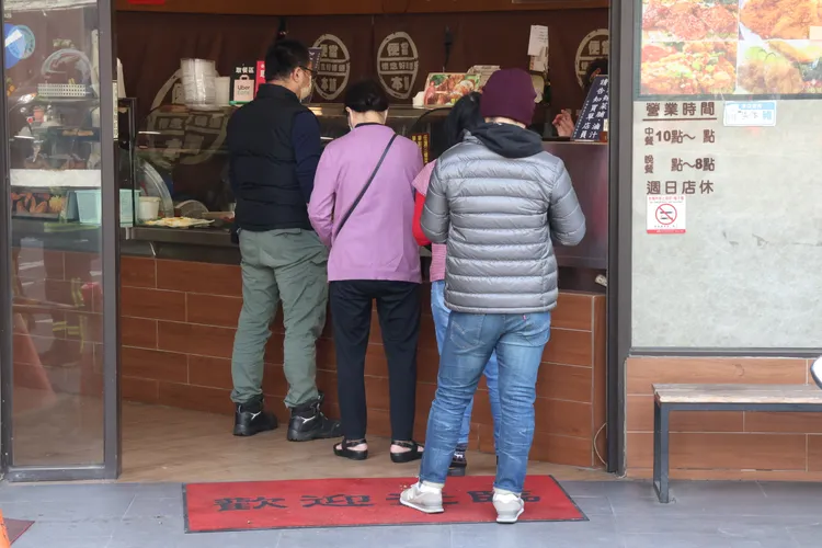 民眾戴著口罩排隊買便當，對於外洩的刺鼻瓦斯味不受影響。張喆喜攝