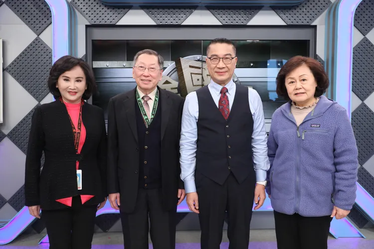 徐國勇(右二)新節目開播記者會，民視副總胡婉玲、總經理廖季方與王明玉到場祝賀。鄭孟晃攝