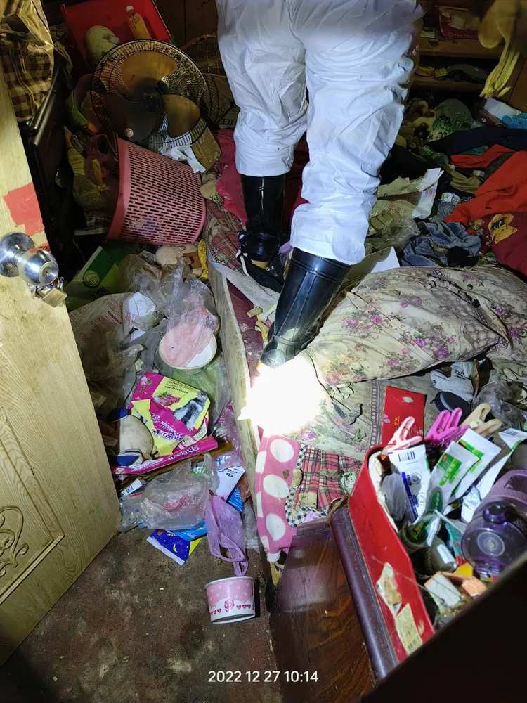 范妹一周只來餵食一次，還不清理大小便，導致狗兒身處屎尿煉獄中。新竹縣動物保護防疫所提供