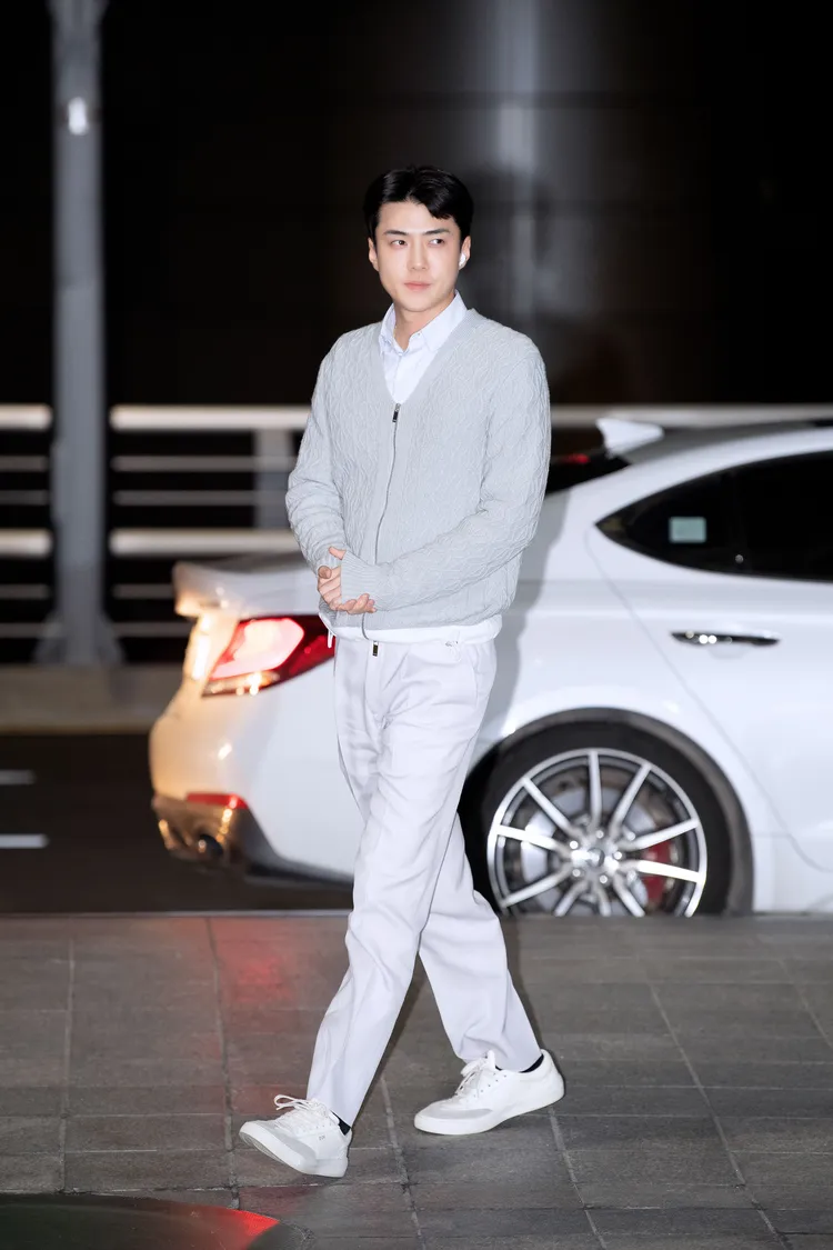 世勳日前在首爾仁川機場預備搭機飛埃及，一身DIOR著裝的機場時尚洋溢活力氣息。