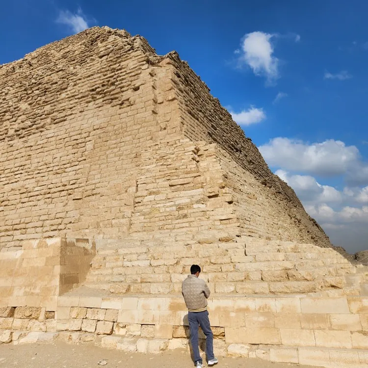 抵達開羅的世勳今已前往DIOR男裝2023秋季大秀的舉辦地埃及吉薩金字塔群踩點。翻攝oohsehun IG