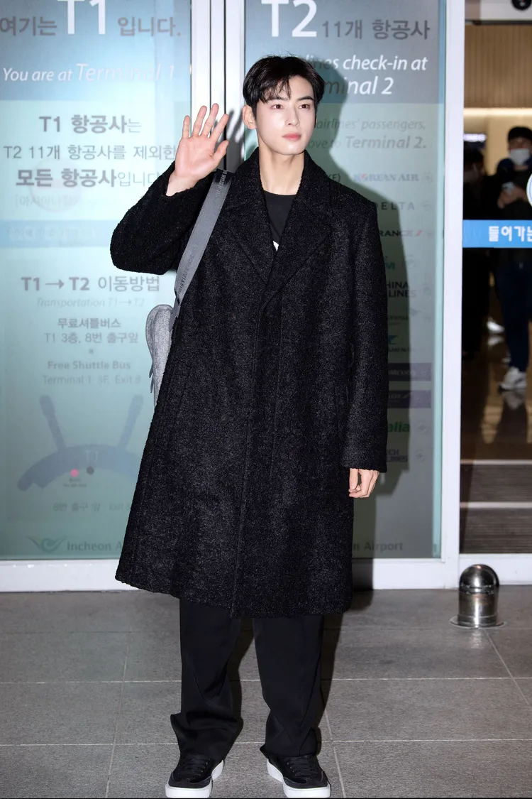 車銀優以DIOR大衣裝束的黑色系搭配，展現瀟灑的機場時尚風格。品牌提供