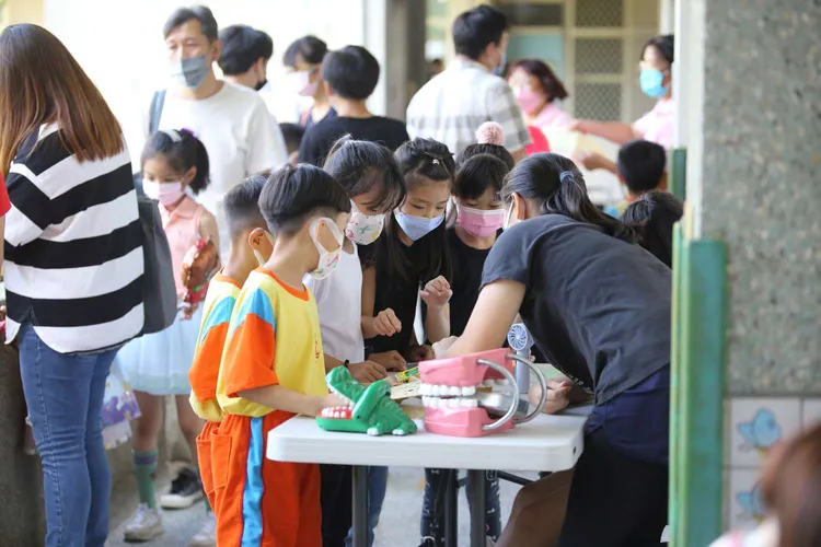 校慶舉辦口腔保健闖關活動，挑選正確的潔牙用具。翻攝畫面
