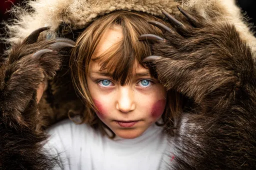 全小鎮都是重度熊粉! 居民扮熊跳舞驅惡靈迎新年