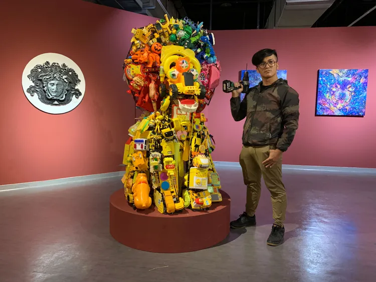 ANO蕭閔釗利用新北市玩具銀行的廢棄玩具創作出獅子王。新北市府提供