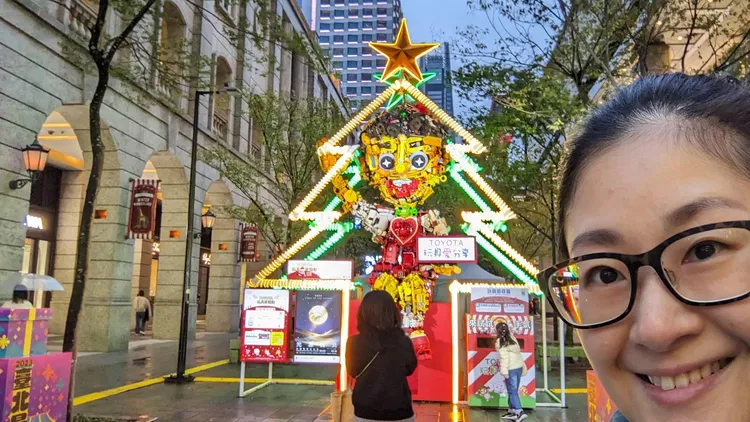 小木偶皮諾丘聖誕樹矗立在捷運台北市政府站3號出口處  吸引路人同框。新北市府提供