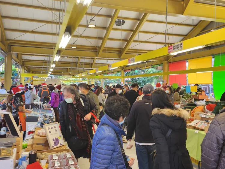 婆婆媽媽逛到腿酸。胡順惠攝