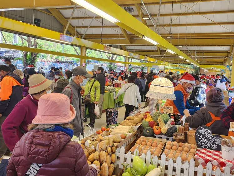 希望市集遷址仍不減買氣。胡順惠攝