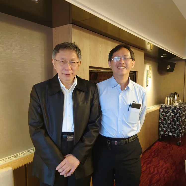 民眾黨高市黨部主委馮啟彥（右）與黨主柯文哲。翻攝自馮啟彥臉書