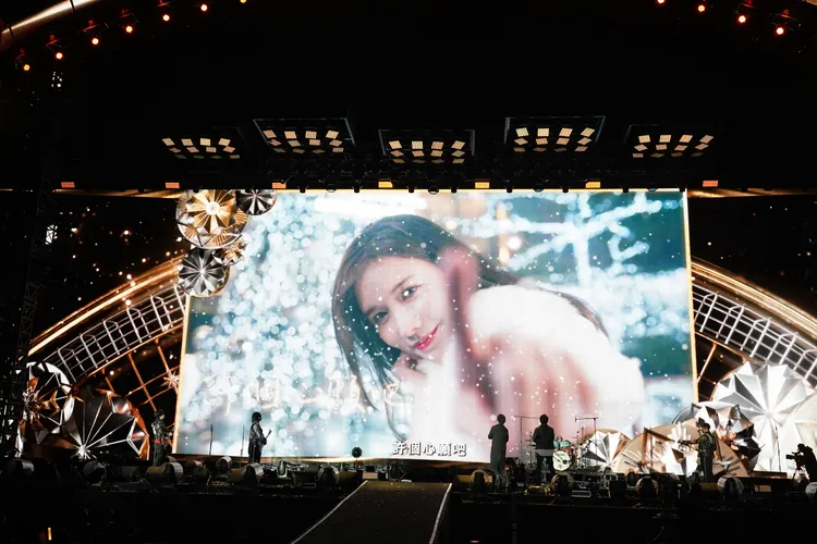 五月天今晚在桃園開唱，志玲姊姊錄製影片。相信提供