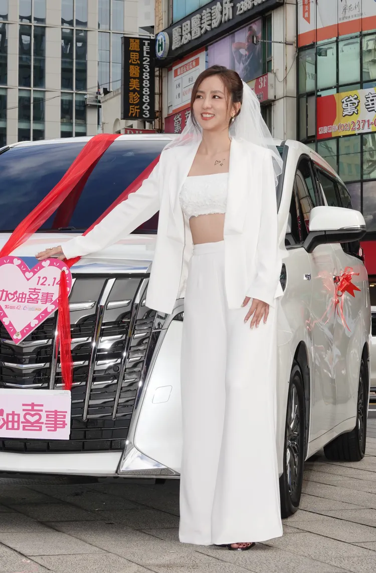 周曉涵露小蠻腰十分性感。陳德興攝