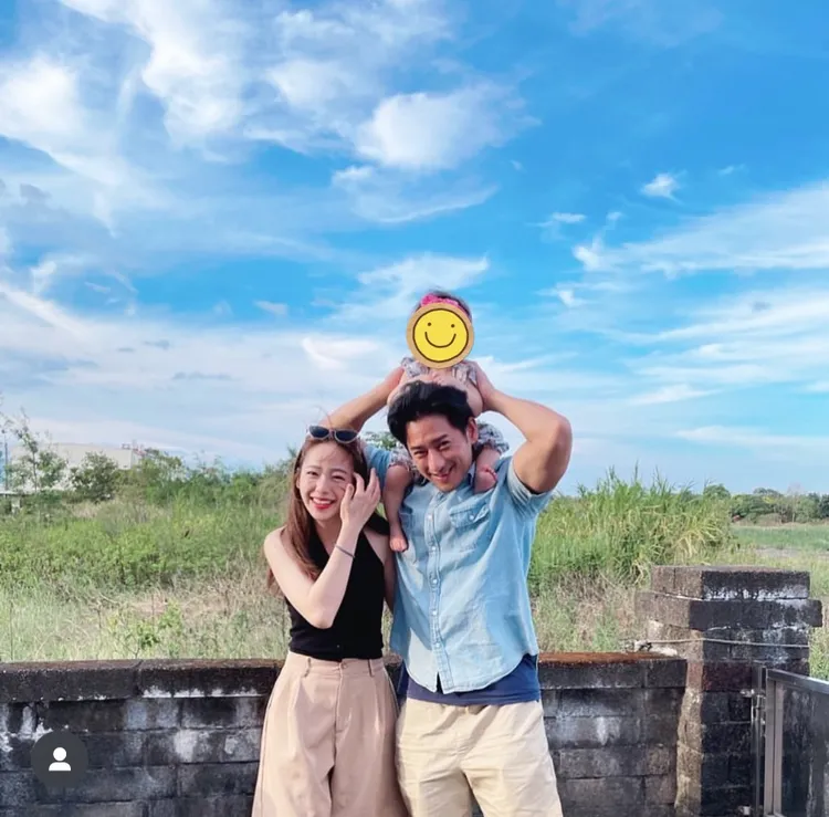 周孝安（右）和陳天仁一塊照顧1歲多女兒。