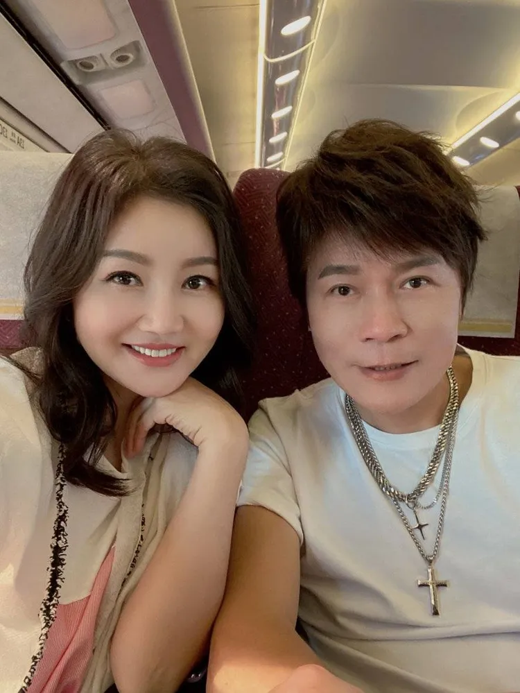 洪榮宏跟老婆感情甜蜜蜜。翻攝洪榮宏臉書