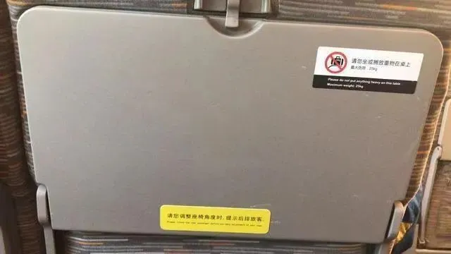 中國高鐵座位上有告示提醒乘客調整座位要小心。翻攝《人民法院報》